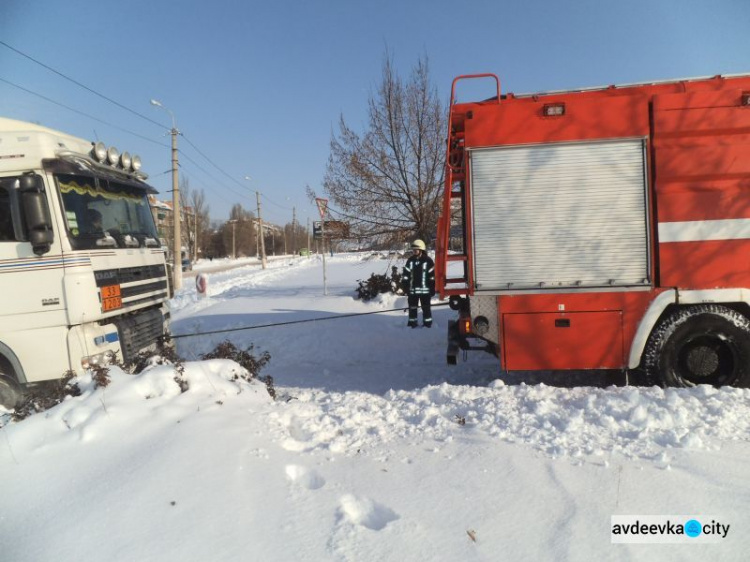 На Донетчине спасатели вызволяли водителей из снежных заносов и других "ловушек" на дорогах (ФОТО)