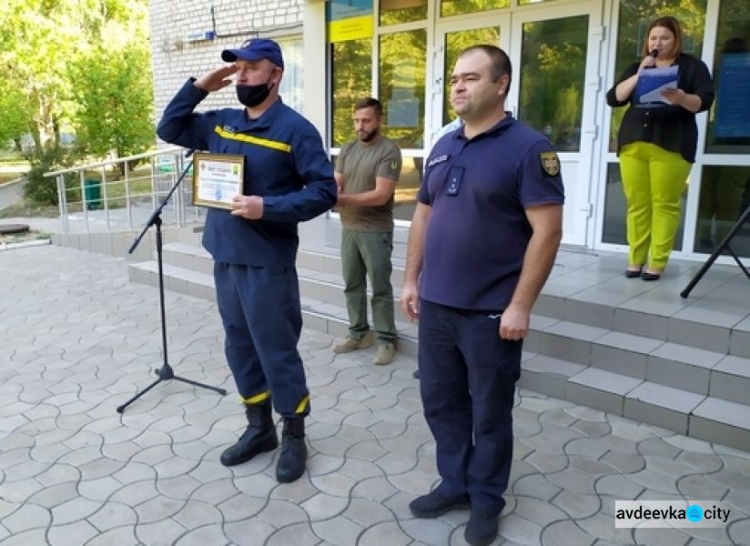 В День спасателя в Авдеевке провели торжественное награждение