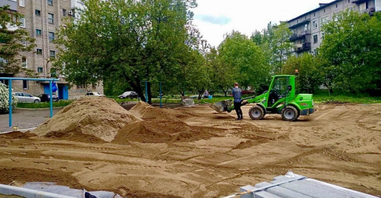 На новой детской площадке, которую строит для города Метинвест, кипит работа (ФОТОФАКТ)