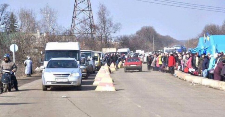 Сводка с КПВВ на линии разграничения: очереди, подделки, наркотики и бижутерия