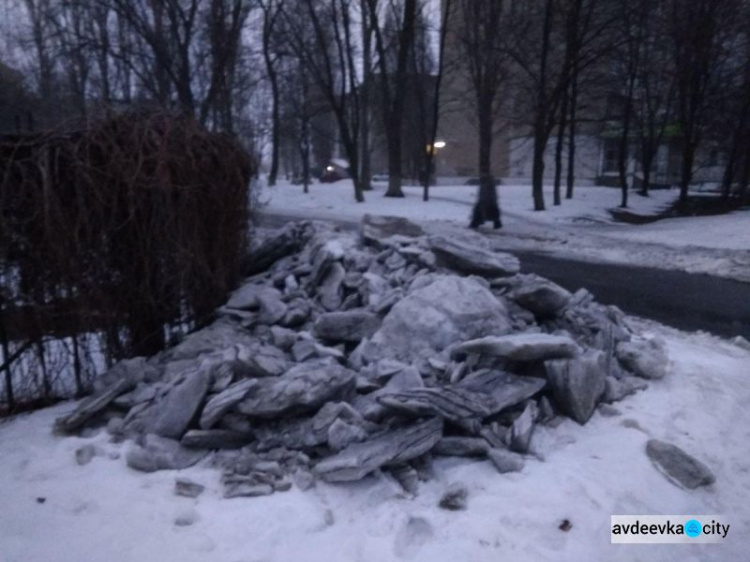 В Авдеевке обнажился асфальт (ФОТОФАКТ)