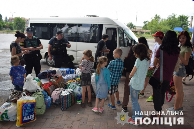 Поліція Донеччини розпочала операцію з порятунку дітей: пропонують евакуацію та житло