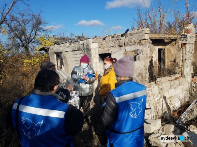 В Авдеевка продолжают обследовать разрушенное в результате обстрелов жилье