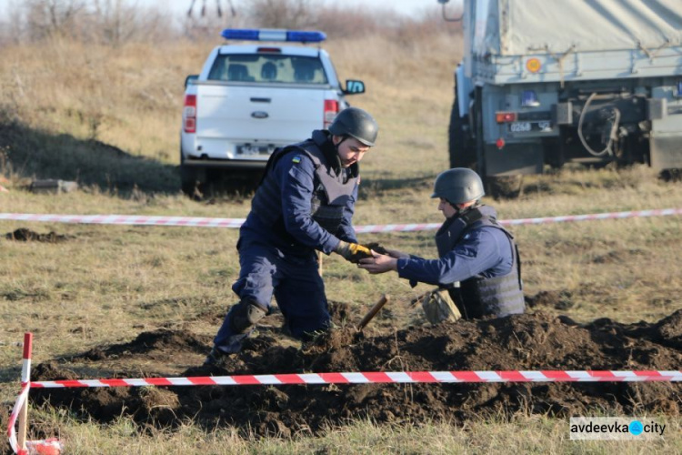 На Донетчине пиротехники ликвидируют крупный склад "старых" снарядов и мин (ФОТО)