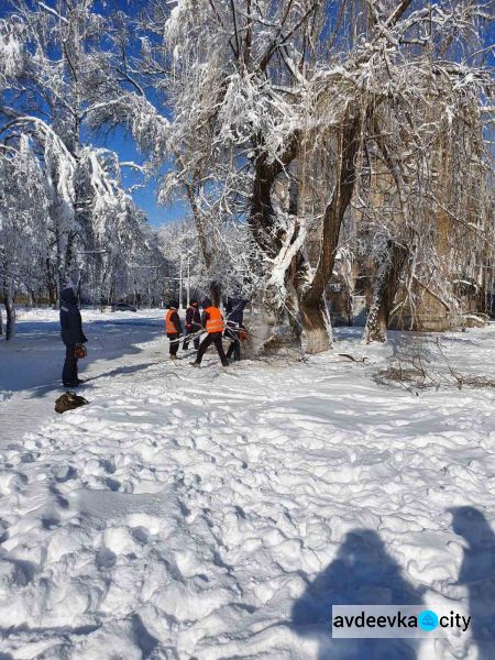 ФОТОФАКТ: авдеевские коммунальщики устраняют последствия снегопада