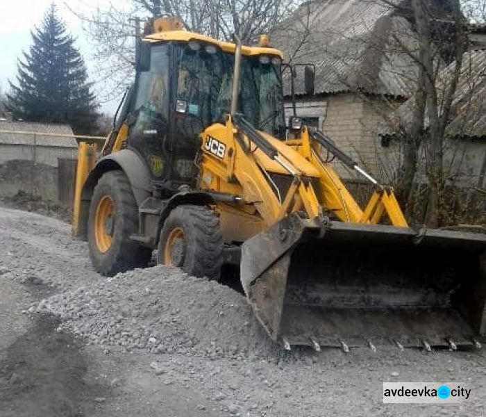 Заводчане помогли авдеевским коммунальщикам привести в порядок дороги в старой части города