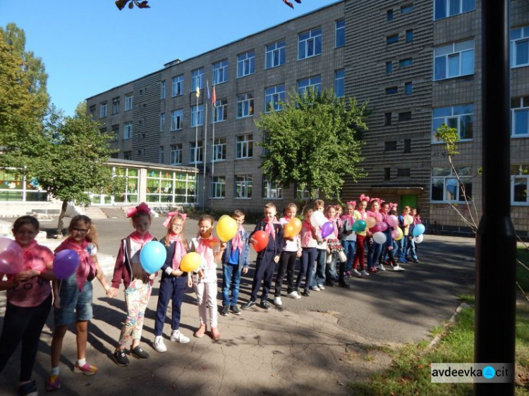 В Авдеевке провели флешмоб во имя мира (ФОТО)