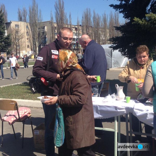 Авдеевцы поют и танцуют с самого утра: фоторепортаж