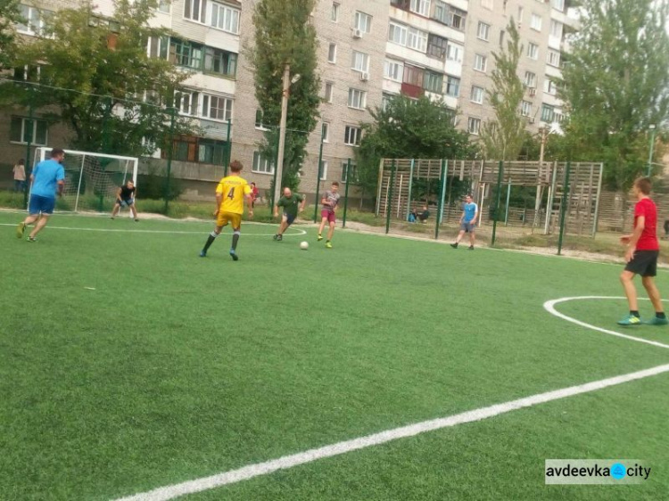 В Авдеевке сразились школьники и военные (ФОТО)