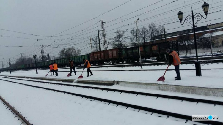 Железнодорожники Донбасса вступили в бой со стихией: опубликованы фото