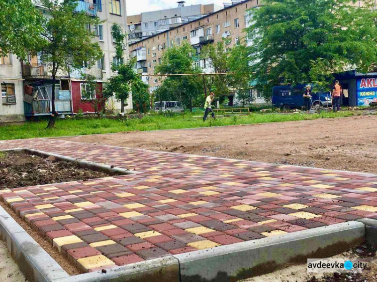 На детской площадке, которую строит для города Метинвест, проложили пешеходные дорожки (ФОТО)