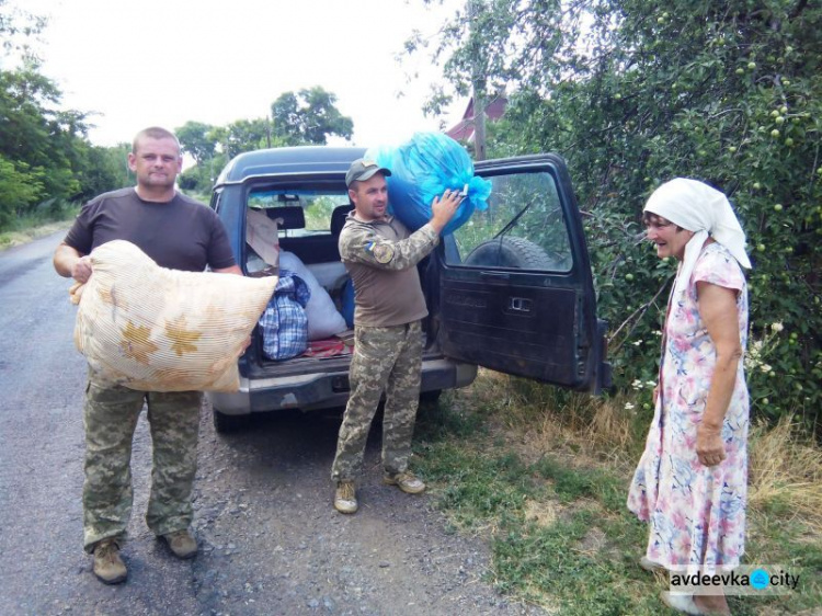 Представители Cimic Avdeevka раздавали продукты, вещи и прессу (ФОТО)