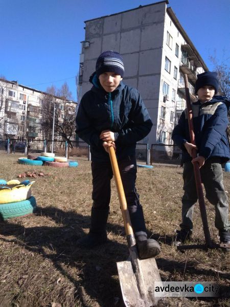 Чистый четверг в Авдеевке: необычные дети поработали на славу (ФОТО)