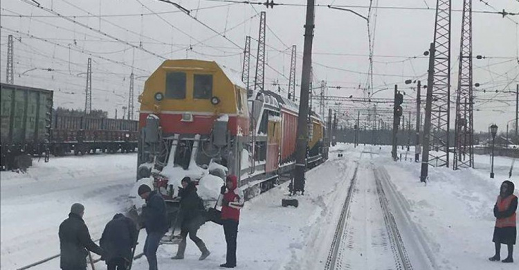 Железнодорожники Донбасса дают бой непогоде (ФОТО)