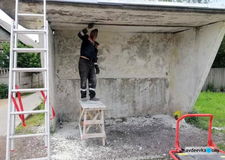 В Авдіївці комунальники продовжують ремонт старих бетонних зупинок (ФОТОФАКТ)