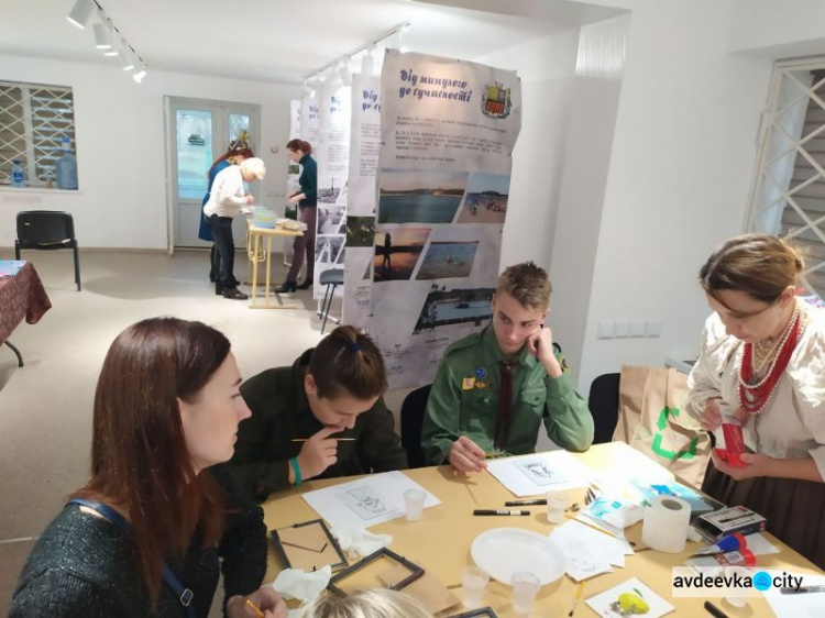 Три цікаві майстер-класи і лекція: в Авдіївці відбувся захід "Бути жінкою" (ФОТО)