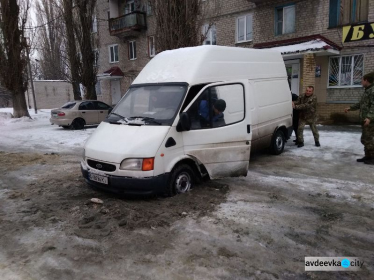 В Авдеевке “всем миром” вызволяли автомобиль из ямы (ФОТОФАКТ)