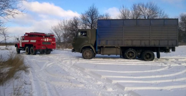 Спасатели Донетчины вытаскивают авто из снежных ловушек