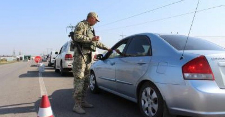 Сутки на КПВВ: крупная сумма налички,  попытка провезти буровой станок и взятки