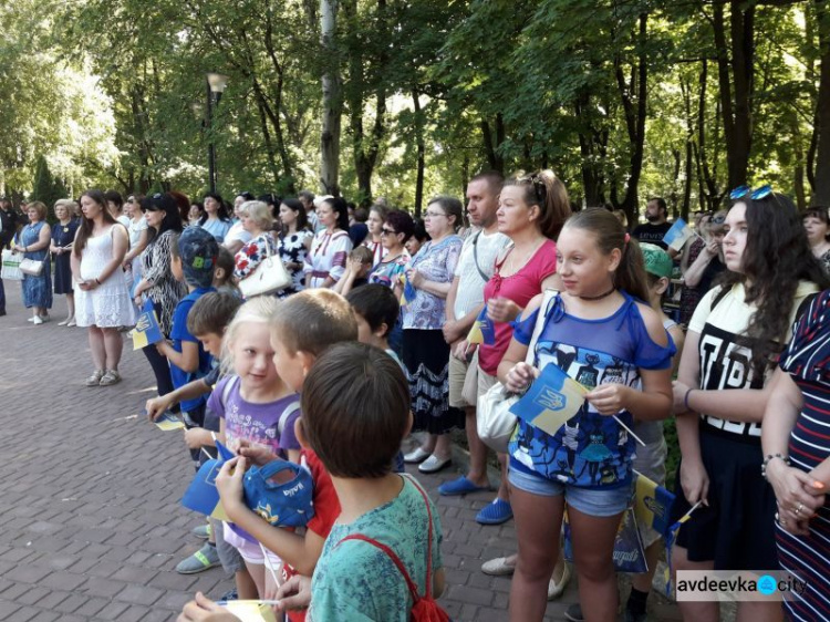 В Авдіївці співали, танцювали, нагороджували та віддавали шану захисникам: фотозвіт