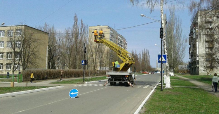 Фотофакт: у авдеевской школы появились светофоры