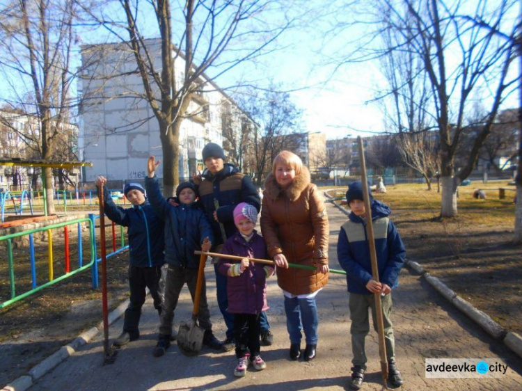 Чистый четверг в Авдеевке: необычные дети поработали на славу (ФОТО)