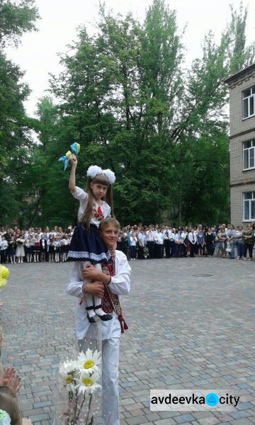 Для авдеевских школьников прозвенел последний звонок (ВИДЕО/ФОТООТЧЕТ)