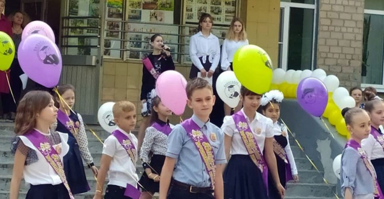 В школах Авдеевки прозвенели последние звонки (ФОТО)