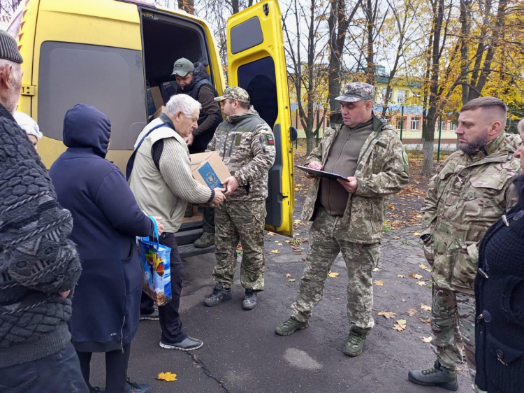 Мешканці авдіївської громади отримали продуктові набори