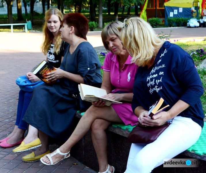 В Авдеевке состоялся музыкально-книжный вечер: фоторепортаж