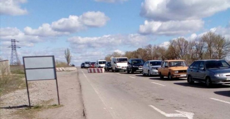 На одном из донбасских КПВВ отмечена большая очередь с оккупированной территории