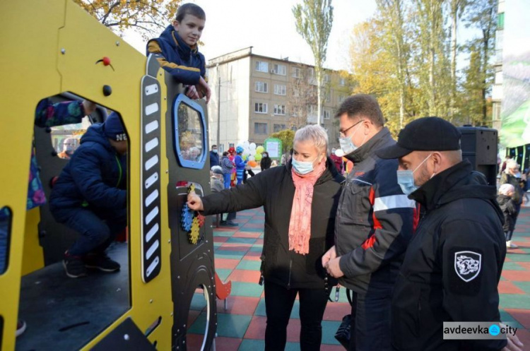 Детям Авдеевки подарили новую игровую площадку