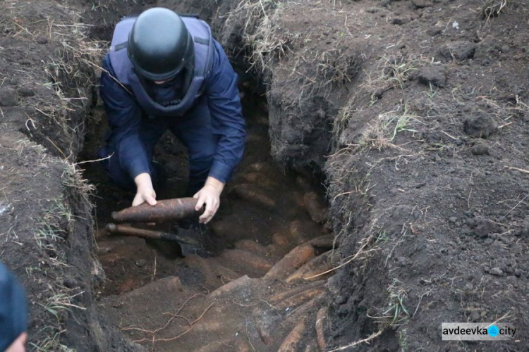 На Донетчине пиротехники ликвидируют крупный склад "старых" снарядов и мин (ФОТО)