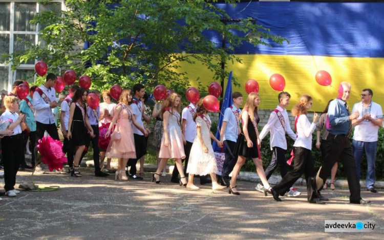 В школах Авдеевки ярко и трогательно отшумели последние звонки (ФОТОРЕПОРТАЖ)