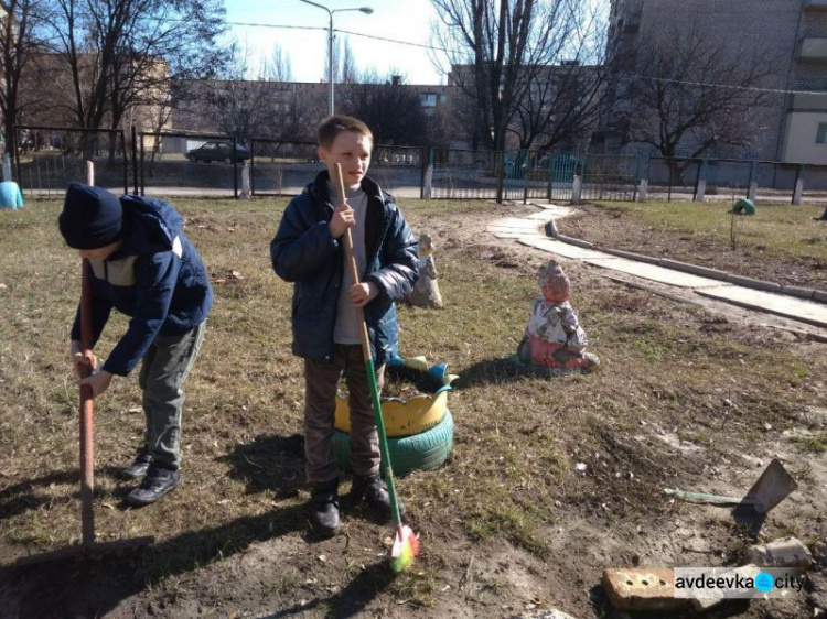 Чистый четверг в Авдеевке: необычные дети поработали на славу (ФОТО)