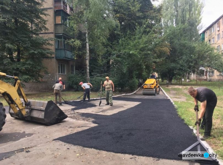 В Авдеевке поздравили героев коммунального фронта