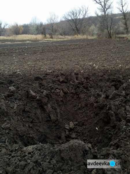 Разрушенный дом и огромные воронки: последствия обстрела  поселка на Донетчине (ФОТО)