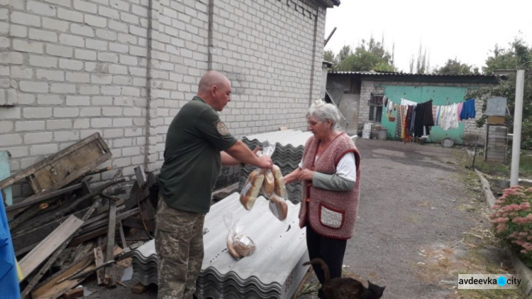 Авдеевские «симики» помогали доставлять воду, игрушки, лекарства и продукты (ФОТО)