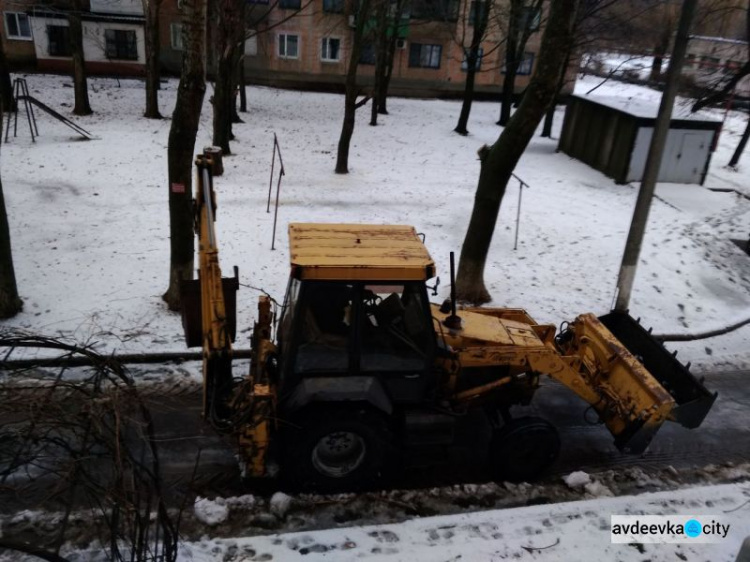 Авдеевские коммунальщики оперативно борются с последствиями непогоды (ФОТО)