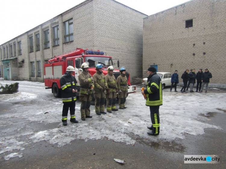 В Авдеевке пожарные проверяют помещения для голосования (ФОТО)