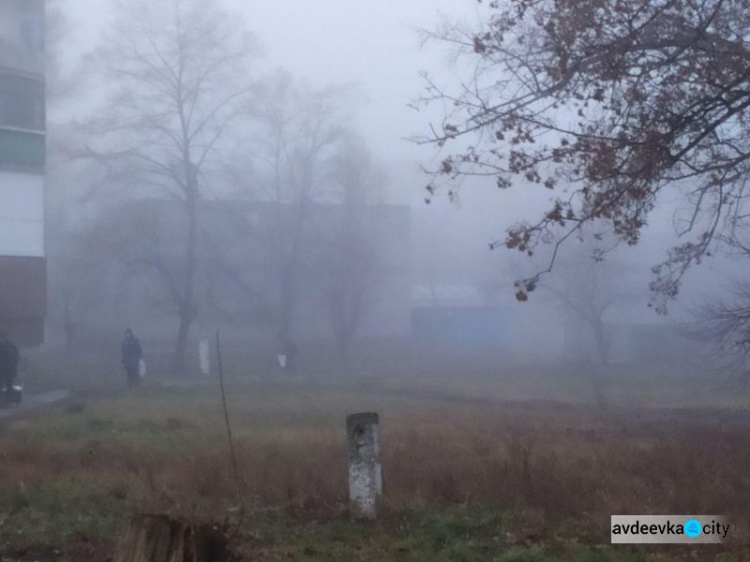 Авдеевку накрыл густой туман: видимость на дорогах предельно низкая (ФОТОФАКТ)