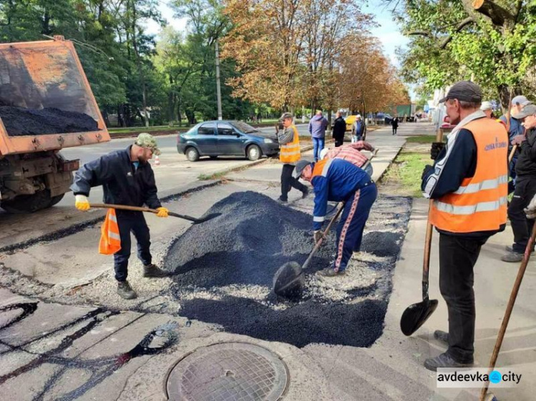 В Авдіївці комунальники оновили частину головного проспекту міста