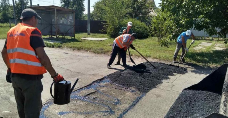 В Авдеевке коммунальная служба продолжает ремонтировать дороги в старой части города