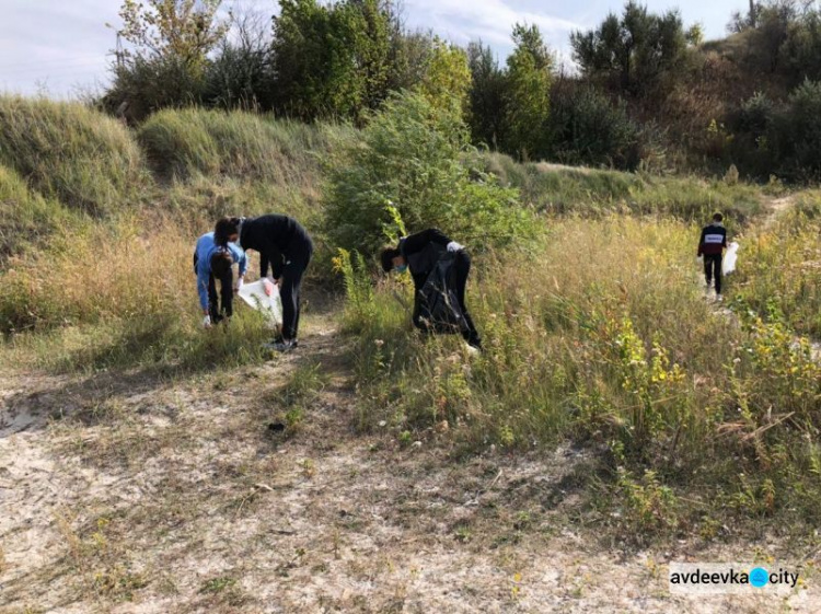 Авдеевские школьники убрали мусор на карьере