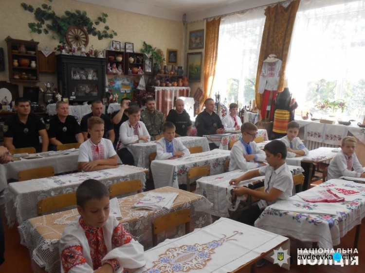 Полицейские и школьники в Авдеевке порадовали друг друга (ФОТО)