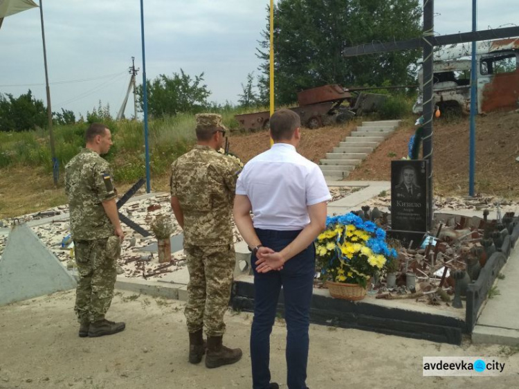 Авдеевские «симики» праздновали, возлагали цветы и сопровождали нардепа (ФОТО)