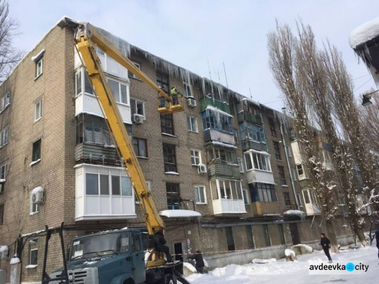 Авдеевские коммунальщики продолжают борьбу с огромными сосульками (ФОТОФАКТ)