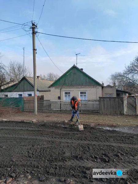 В Авдеевке продолжаются работы по благоустройству ( Фотофакт)