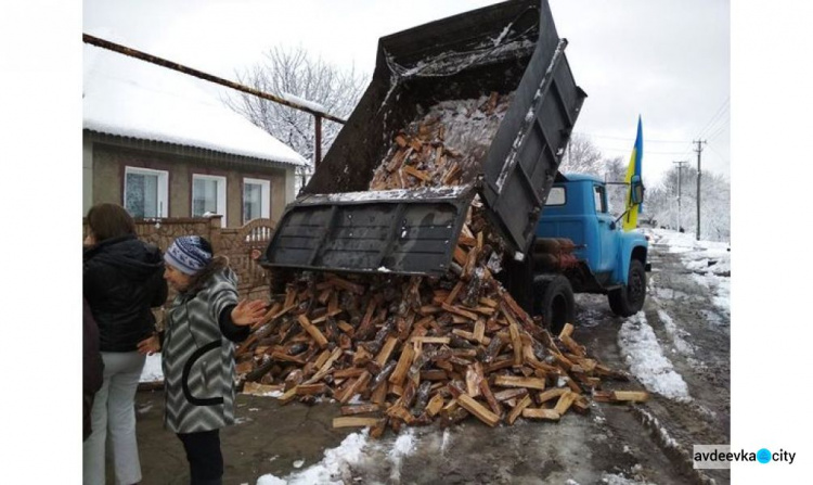 В Авдеевке нуждающимся раздали дрова (ФОТО)