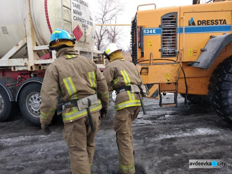 Авдеевские спасатели и коксохимики выручили попавший в ловушку бензовоз (ФОТО)